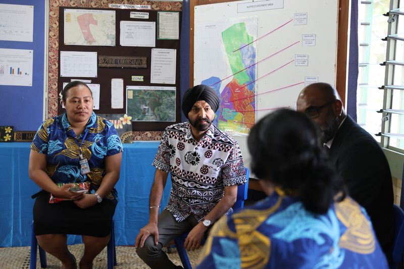 © Reuters. World Bank President Ajay Banga talks to health workers at the Nuffield Health Center in Suva, Fiji September 5, 2024. REUTERS/Kirsty Needham