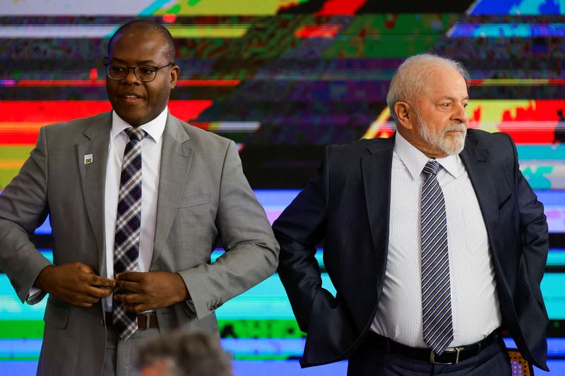 © Reuters. Presidente Luiz Inácio Lula da Silva e ministro dos Direitos Humanos, Silvio Almeida, durante cerimônia, em Brasília
23/11/2023
REUTERS/Ueslei Marcelino