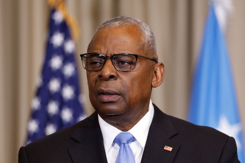 © Reuters. U.S. Defense Secretary Lloyd Austin attend a press conference with U.S. Air Force General Charles Q. Brown Jr., chairman of the Joint Chiefs of Staff (not pictured) at the Ukraine Defence Contact Group meeting at Ramstein Air Base in Germany, September 6, 2024. REUTERS/Heiko Becker