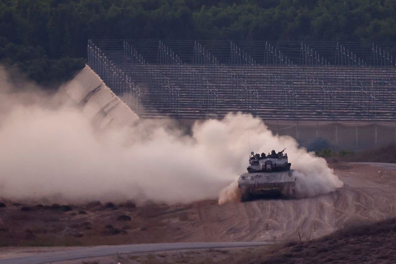 &copy; Reuters. Tanque manobra no lado israelense da fronteira com Gazan 5/9/2024   REUTERS/Amir Cohen