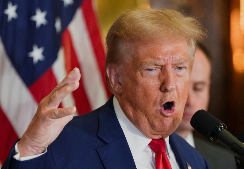 © Reuters. Republican presidential nominee and former U.S. President Donald Trump gestures as he speaks during a press conference at Trump Tower in New York City, U.S., September 6, 2024. REUTERS/David Dee Delgado