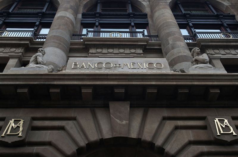 © Reuters. FILE PHOTO: The logo of the Central Bank of Mexico (Banco de Mexico) is seen on its building in downtown Mexico City, Mexico, April 26, 2024. REUTERS/Henry Romero/File Photo