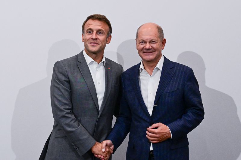 © Reuters. France's President Emmanuel Macron and Germany's Chancellor Olaf Scholz shake hands as they meet during the 33rd Evian Annual Meeting to promote economic co-operation at Evian in the French Alps, France, September 6, 2024.     Olivier Chassignole/Pool via REUTERS