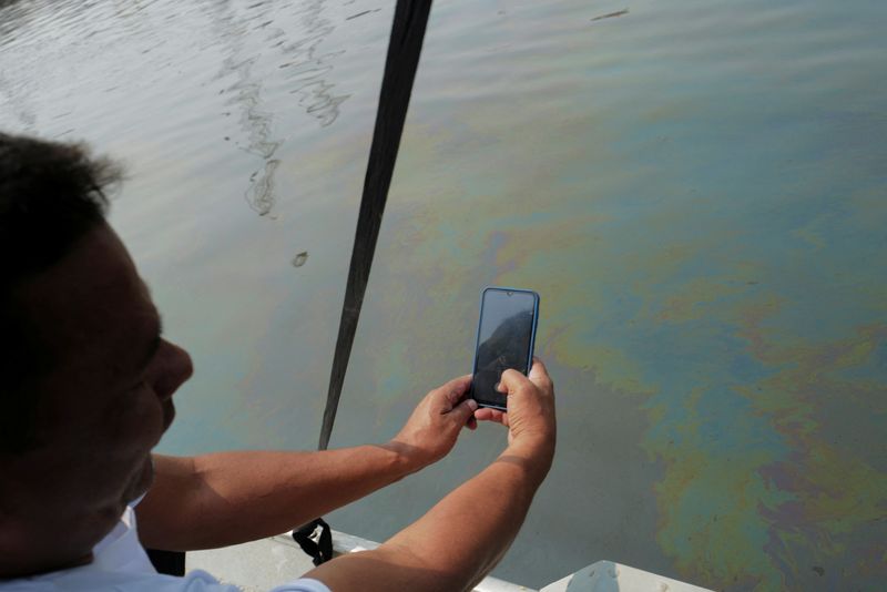 &copy; Reuters. Pescador usa app para monitorar as águas da Baía de Guanabaran4/09/2024nREUTERS/Lucas Landau