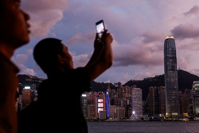 &copy; Reuters. Visitantes chineses tiram fotografias em Hong Kong, Chinan05/09/2024nREUTERS/Tyrone Siu