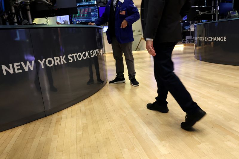 &copy; Reuters. FILE PHOTO: Traders work on the floor at the New York Stock Exchange (NYSE) in New York City, U.S., September 4, 2024.  REUTERS/Brendan McDermid/File Photo