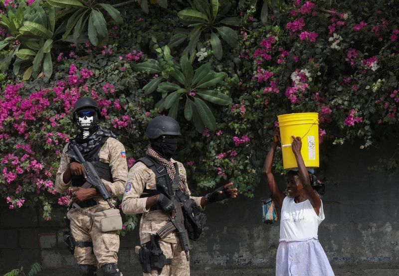 &copy; Reuters. FILE PHOTO: A Haitian police officer talks to a woman while a fellow officer stands guard during a visit of U.S. Secretary of State Antony Blinken, in Port-au-Prince, Haiti September 5, 2024. REUTERS/Ralph Tedy Erol/File Photo