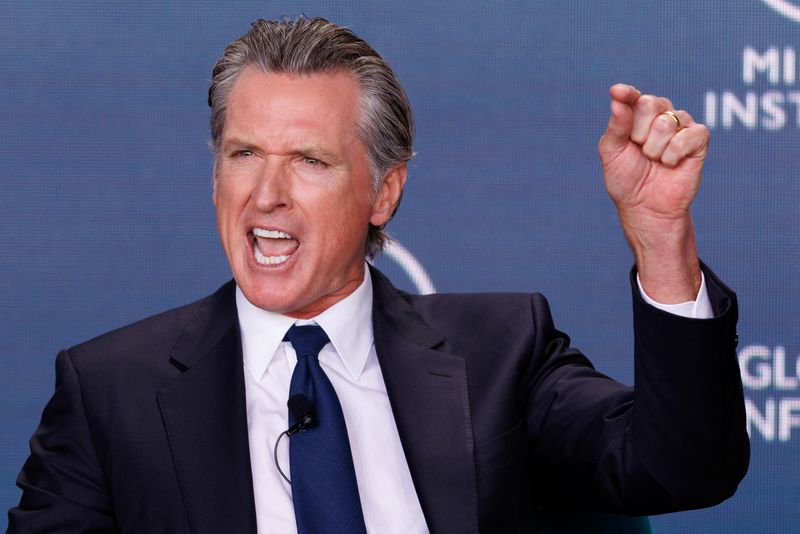 &copy; Reuters. FILE PHOTO: Gavin Newsom, Governor, State of California speaks at the 2023 Milken Institute Global Conference in Beverly Hills, California, U.S., May 2, 2023. REUTERS/Mike Blake/File Photo