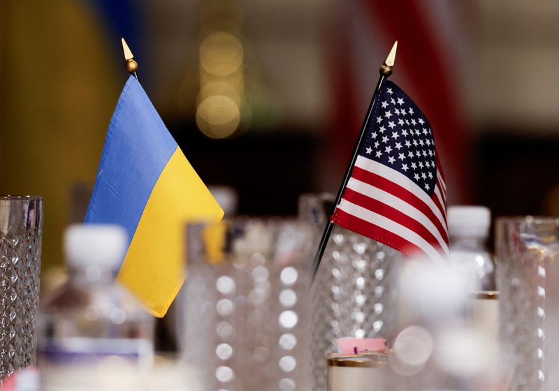 &copy; Reuters. FILE HOTO: Flags of Ukraine and U.S. are pictured during a meeting between the U.S. Secretary of Defense Lloyd Austin and Ukrainian Defense Minister Rustem Umerov at the Pentagon, in Washington, U.S., August 30, 2024. REUTERS/Daniel Becerril/File Photo