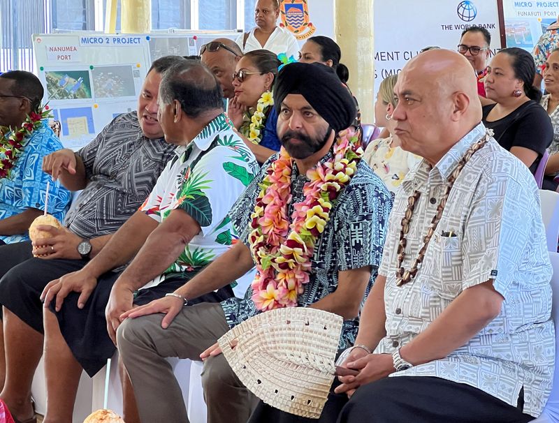 © Reuters. Tuvalu's Prime Minister Feleti Teo and visiting World Bank president Ajay Banga watch a welcoming ceremony in Funafuti, Tuvalu September 6, 2024. REUTERS/Kirsty Needham