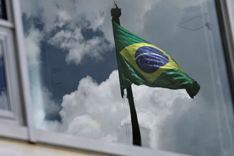 &copy; Reuters. FILE PHOTO: Brazil's flag is reflected in a window at the Planalto Palace, in Brasilia,Brazil December 27, 2023. REUTERS/Ueslei Marcelino/File Photo