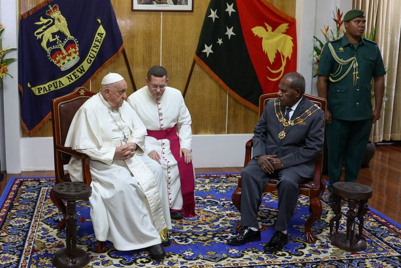 © Reuters. Pope Francis meets with the Papua New Guinea's Governor General Sir Bob Dadae at Government House in Port Moresby, Papua New Guinea, September 7, 2024. REUTERS/Guglielmo Mangiapane