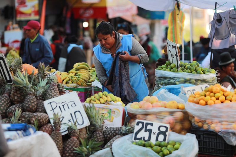 © Reuters. A street seller waits for customers along a street, after a failed coup attempt by the Bolivian armed forces, in La Paz, Bolivia June 29, 2024. REUTERS/Henry Romero/ File Photo