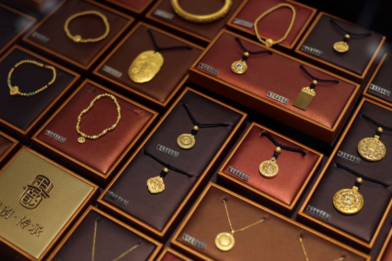 &copy; Reuters. Gold jewellery is seen displayed for sale at a Chow Tai Fook jewellery store in Shanghai, China November 27, 2023. REUTERS/Nicoco Chan