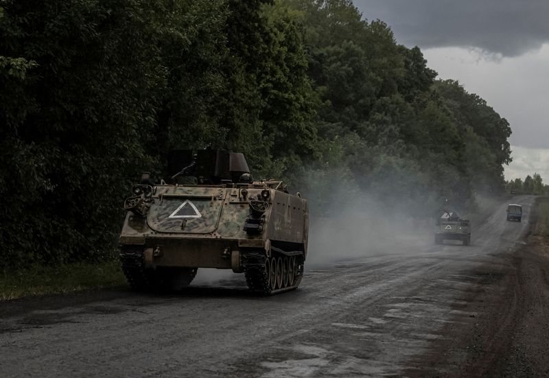 © Reuters. Ukrainian soldiers ride armoured personnel carriers, amid Russia's attack on Ukraine, near the Russian border in Sumy region, Ukraine August 13, 2024. REUTERS/Viacheslav Ratynskyi/File Photo