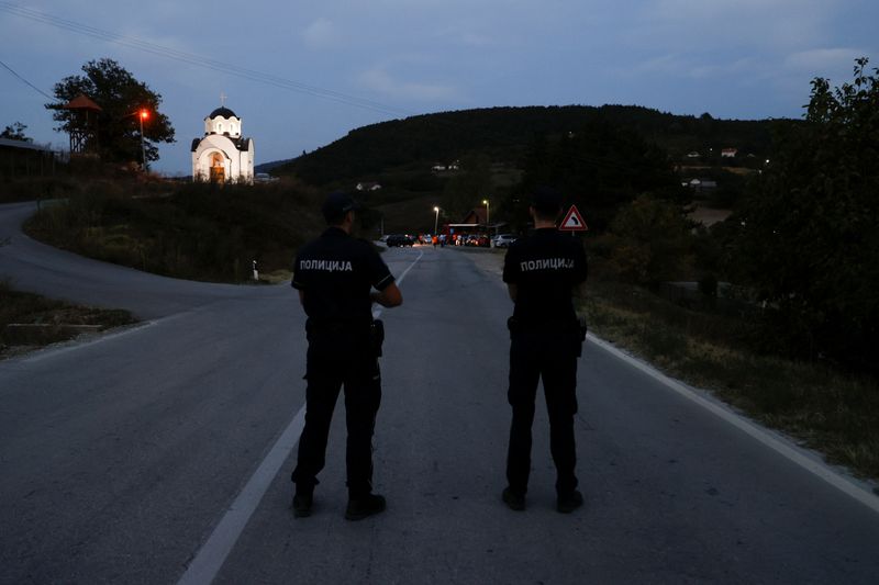 &copy; Reuters. Police officers stand guard as protestors partially block the road near the main Kosovo-Serbia border crossing in Merdare, Serbia September 6, 2024. REUTERS/Valdrin Xhemaj