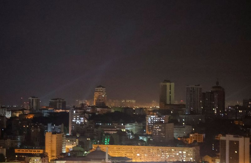 © Reuters. Ukrainian service personnel use searchlights as they search for drones in the sky over the city centre during a Russian drone strike, amid Russia's attack on Ukraine, in Kyiv, Ukraine September 7, 2024. REUTERS/Gleb Garanich