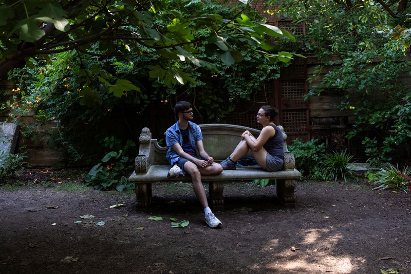 &copy; Reuters. People sit on a bench at the Elizabeth Street Garden, a park that the city wishes to sell to a developer to construct housing for seniors, in the Manhattan borough of New York City, New York, U.S., August 27, 2024.  REUTERS/Caitlin Ochs