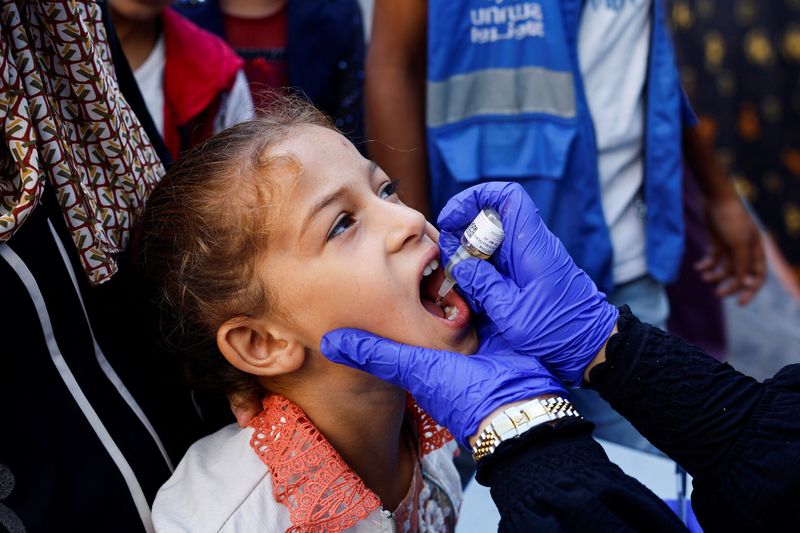 © Reuters. FILE PHOTO: A Palestinian girl is vaccinated against polio, amid the Israel-Hamas conflict, in Khan Younis in the the southern Gaza Strip, September 5, 2024. REUTERS/Mohammed Salem/File Photo