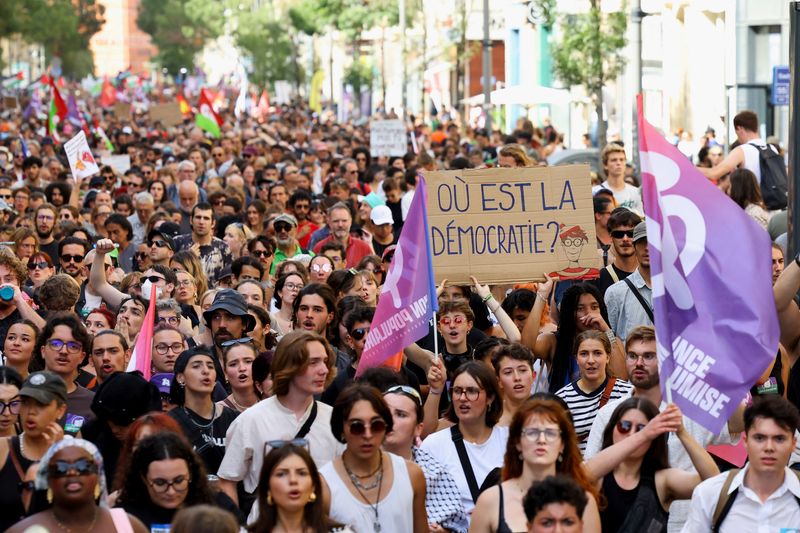 &copy; Reuters. Protesters gather to denounce French President Emmanuel Macron's refusal to name a prime minister from the left-wing New Popular Front coalition, in Marseille, France, September 7, 2024. REUTERS/Manon Cruz