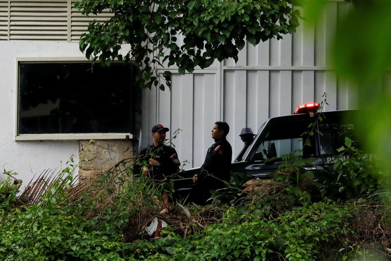 © Reuters. Bolivarian National Intelligence Service (SEBIN) guard the street of Argentine ambassador's residence  where six members of the opposition sought asylum after warrants were issued for their arrests in March, in Caracas, Venezuela September 7, 2024. REUTERS/Leonardo Fernandez Viloria