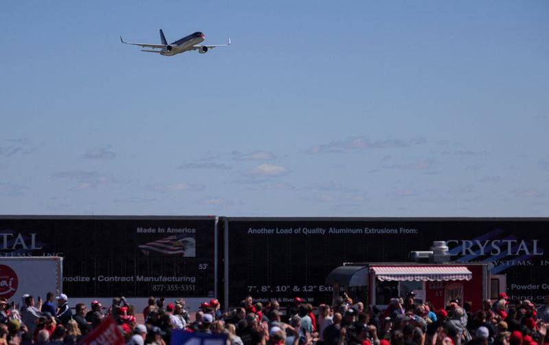 © Reuters. People gather as Trump Force One flies above, Mosinee, Wisconsin, September 7, 2024. REUTERS/Brian Snyder