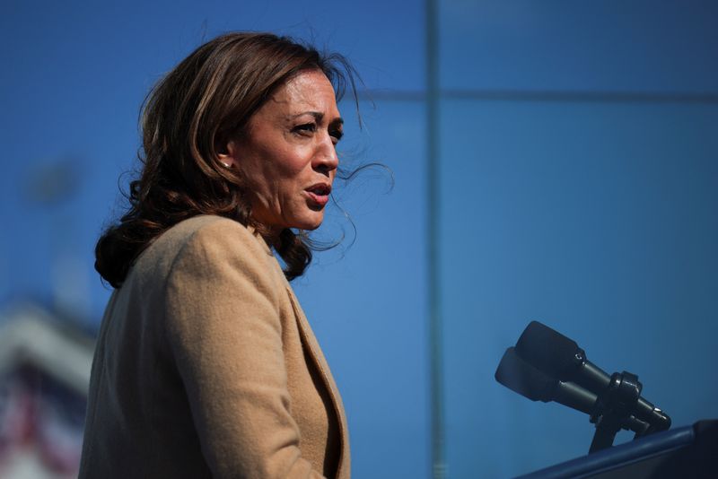 &copy; Reuters. FILE PHOTO: Democratic presidential nominee and U.S. Vice President Kamala Harris speaks during a campaign stop in North Hampton, New Hampshire, U.S. September 4, 2024. REUTERS/Brian Snyder/File Photo