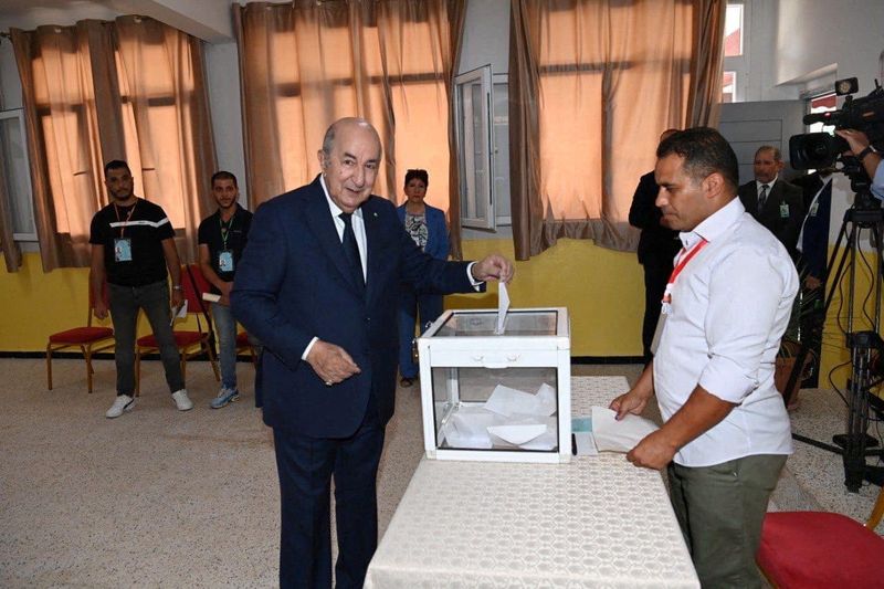 © Reuters. Algerian President and presidential candidate Abdelmadjid Tebboune casts his vote at a polling station during the presidential election in Algiers, Algeria September 7, 2024. Algerian Presidency/ Handout via REUTERS 