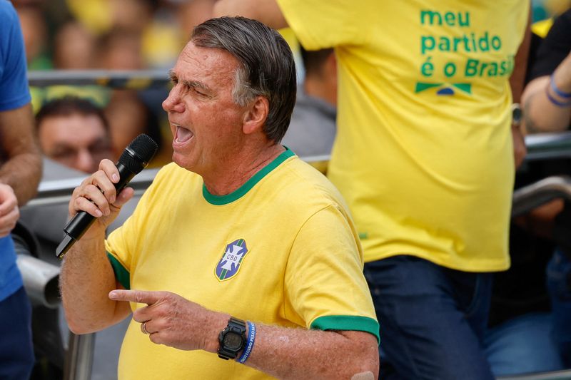 &copy; Reuters. Jair Bolsonaro discursa em protesto contra o STF no 7 de Setembro, em São Paulo. REUTERS/Carla Carniel