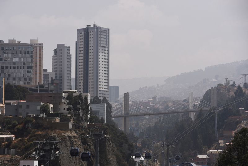 © Reuters. A general view of the city of La Paz covered by thick smoke from wildfires in Bolivia and neighboring Brazil, according to local authorities, in La Paz, Bolivia September 5, 2024. REUTERS/Claudia Morales/ File Photo