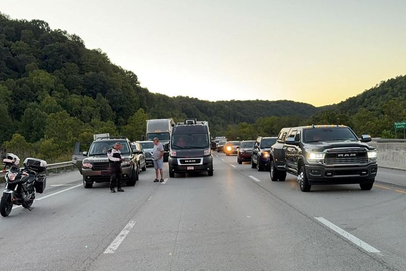 © Reuters. Drivers park on I-75 north of London, Kentucky, September 7, 2024. Mount Vernon Fire Department/Handout via REUTERS