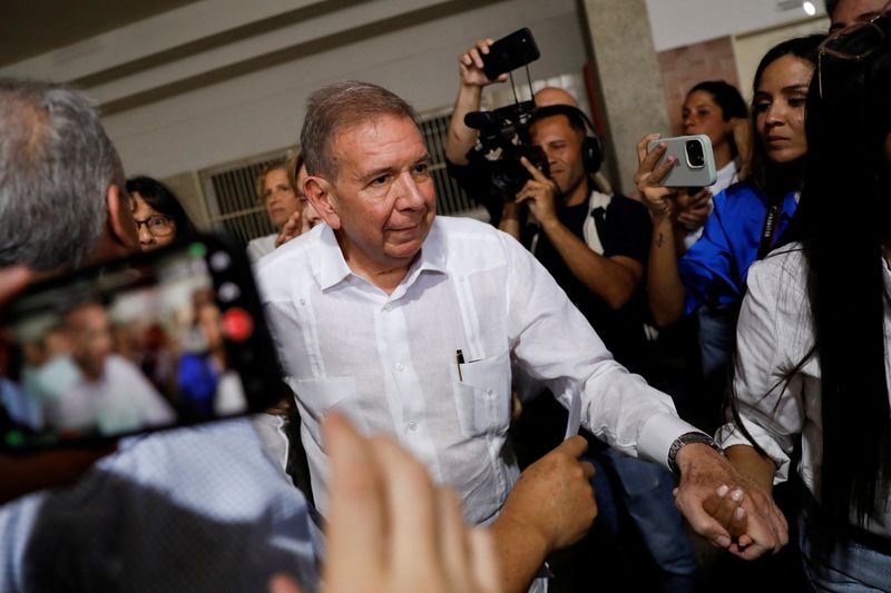 © Reuters. FILE PHOTO: Venezuelan opposition presidential candidate Edmundo Gonzalez looks on on the day he casts his vote in the country's presidential election, in Caracas, Venezuela July 28, 2024. REUTERS/Leonardo Fernandez Viloria/File Photo