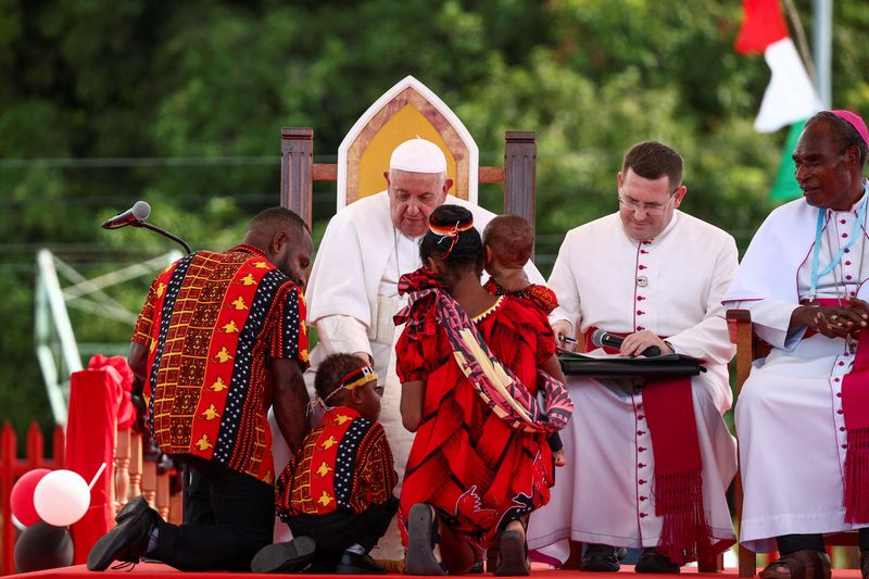 &copy; Reuters. Pope Francis meets with the faithful of the diocese of Vanimo at the esplanade in front of the Holy Cross Cathedral in Vanimo, Papua New Guinea, September 8, 2024. REUTERS/Guglielmo Mangiapane