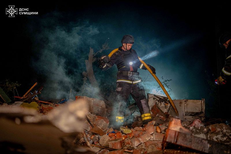 © Reuters. A firefighter works at a site of residential buildings heavily damaged by a Russian air strike, amid Russia's attack on Ukraine, in Sumy, Ukraine September 8, 2024. Press service of the State Emergency Service of Ukraine in Sumy region/Handout via REUTERS 