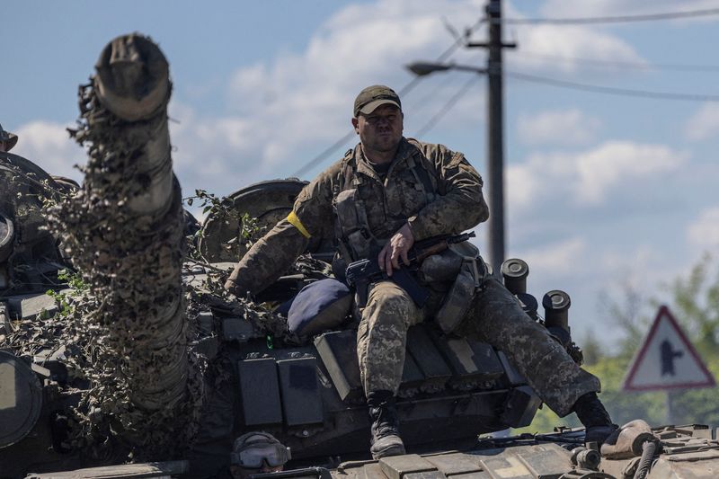 &copy; Reuters. A Ukrainian service member rides on top of a tank, amid Russia's invasion of Ukraine, near the town of Pokrovsk, Donetsk region, Ukraine, May 25, 2022. REUTERS/Carlos Barria/File Photo