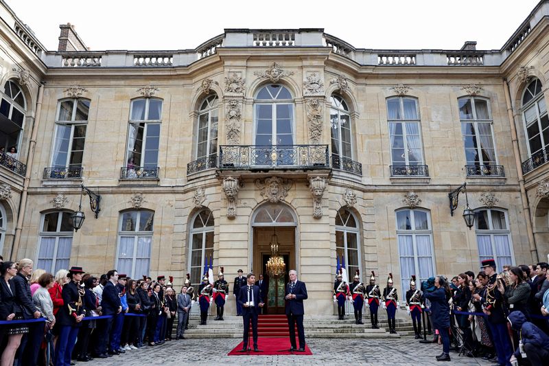 © Reuters. FILE PHOTO: France outgoing Prime minister Gabriel Attal delivers a speech next to newly appointed Prime minister Michel Barnier during the handover ceremony at the Hotel Matignon in Paris, France, September 5, 2024. Stephane De Sakutin/Pool via REUTERS/File Photo