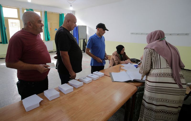 &copy; Reuters. FILE PHOTO: Voters stand at a polling station during the presidential election in Algiers, Algeria September 7, 2024. REUTERS/Ramzi Boudina/File Photo