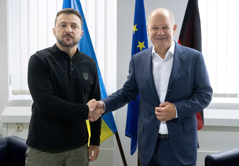 &copy; Reuters. FILE PHOTO: German Chancellor Olaf Scholz and Ukrainian President Volodymyr Zelenskiy shake hands at the airoprt in Frankfurt, Germany, September 6, 2024.     Boris Roessler/Pool via REUTERS/File Photo