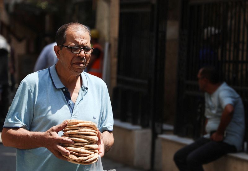 &copy; Reuters. An Egyptian man carries bread bought from a bakery in Cairo, Egypt August 18, 2024. REUTERS/Amr Abdallah Dalsh/File Photo