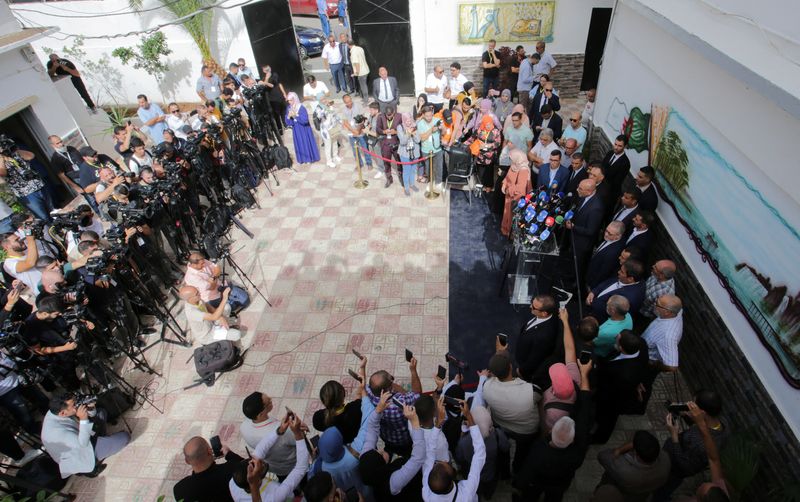 © Reuters. Abdelaali Hassani Cherif, leader of the moderate Islamist Movement of the Society for Peace (MSP) and presidential candidate, speaks during a press conference at a polling station during the presidential election in Algiers, Algeria September 7, 2024. REUTERS/Ramzi Boudina