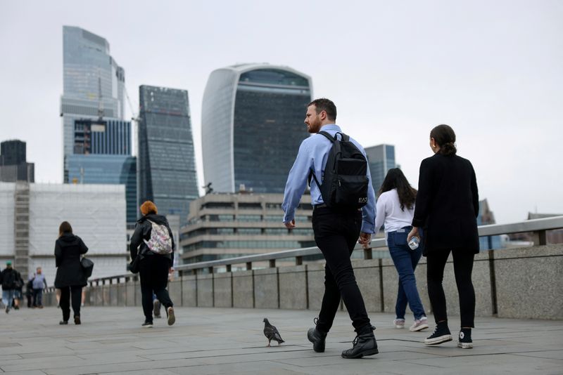 &copy; Reuters. Commuters cross London Bridge in view of the City of London skyline in London, Britain, July 25, 2024. REUTERS/Hollie Adams/ File Photo