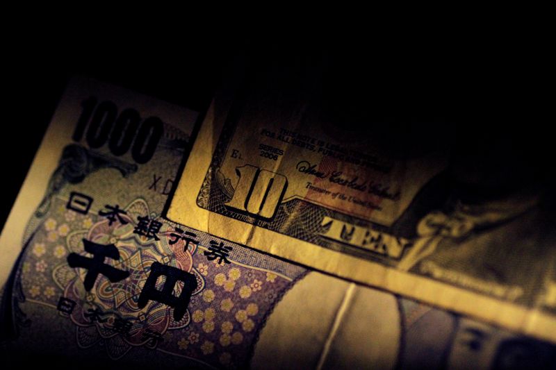 &copy; Reuters. U.S. Dollar and Japan Yen notes are seen in this June 22, 2017 illustration photo.   REUTERS/Thomas White/Illustration