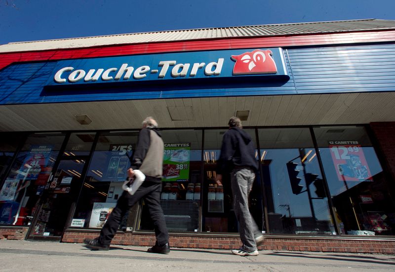 © Reuters. Pedestrians walk past a Couche-Tard convenience store in Montreal, April 18, 2012. REUTERS/Christinne Muschi