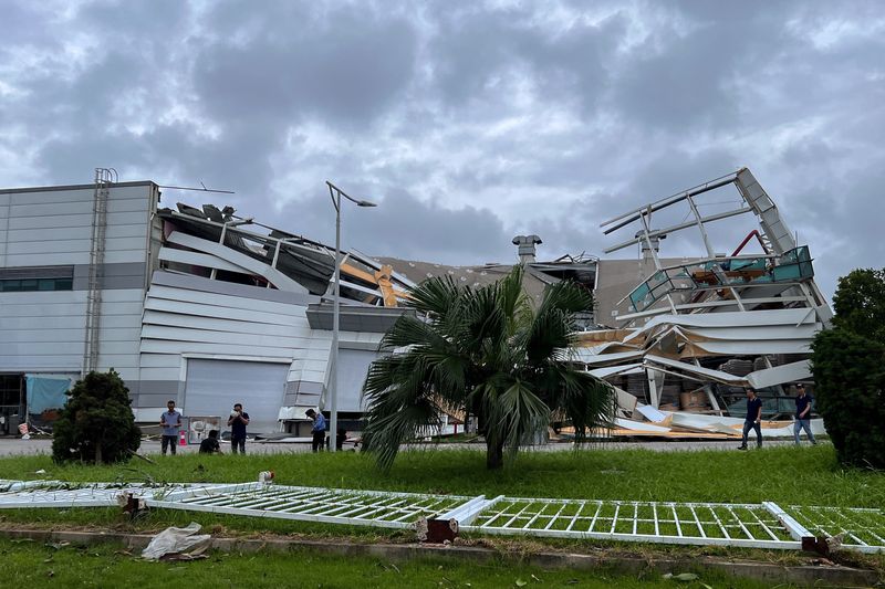 © Reuters. A general view of a factory belonging to LG Electronics collapsed following the impact of Typhoon Yagi, in Trang Due Industrial Zone, Hai Phong city, Vietnam, September 9, 2024. REUTERS/Minh Nguyen