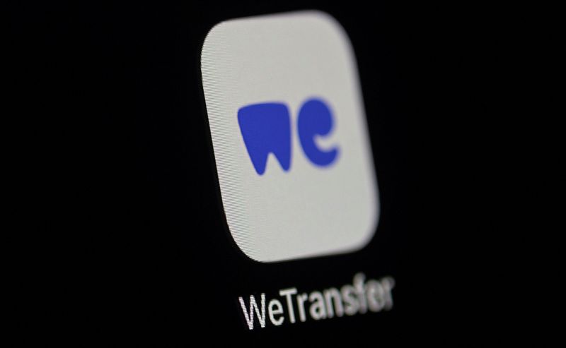 &copy; Reuters. Il logo dell'applicazione WeTransfer su uno smartphone. Foto scattata il 20 gennaio 2022. REUTERS/Dado Ruvic/Illustrazione