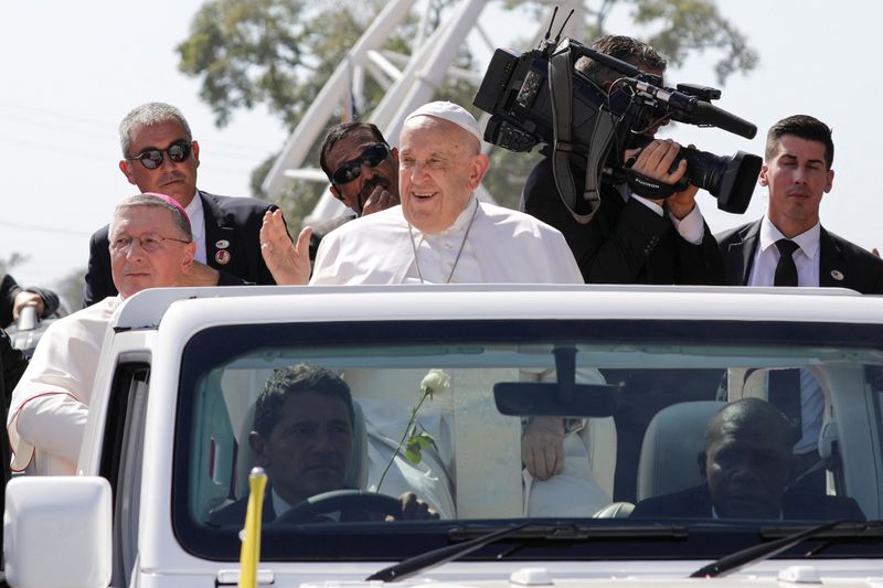 © Reuters. Pope Francis greets people during his apostolic visit to Asia, in Dili, East Timor, September 9, 2024. REUTERS/Lirio da Fonseca