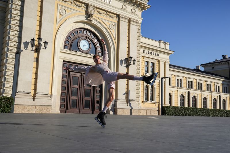 © Reuters. Vadim Morus, Russian professional skater and trainer, practices for his performance in Belgrade, Serbia, June 19, 2024. REUTERS/Zorana Jevtic