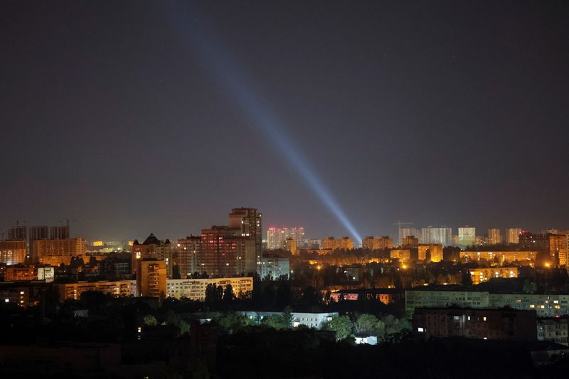 © Reuters. Ukrainian service personnel use searchlights as they search for drones in the sky over the city centre during a Russian drone strike, amid Russia's attack on Ukraine, in Kyiv, Ukraine September 9, 2024. REUTERS/Gleb Garanich