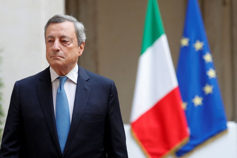 © Reuters. Italy's outgoing Prime Minister Mario Draghi leaves following a formal handover ceremony at Chigi Palace in Rome, Italy October 23, 2022. REUTERS/Remo Casilli/ File Photo