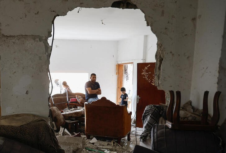 © Reuters. People react inside a damaged residence following a several day long Israeli-raid, in Jenin, in the Israeli-occupied West Bank, September 6, 2024. REUTERS/Raneen Sawafta/File Photo